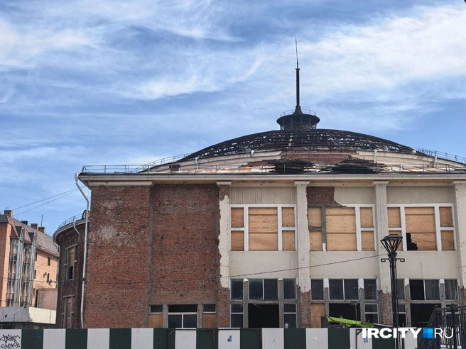 Купол тоже освободили от старого материала | Источник: Алёна Кашпарова / «ИрСити»