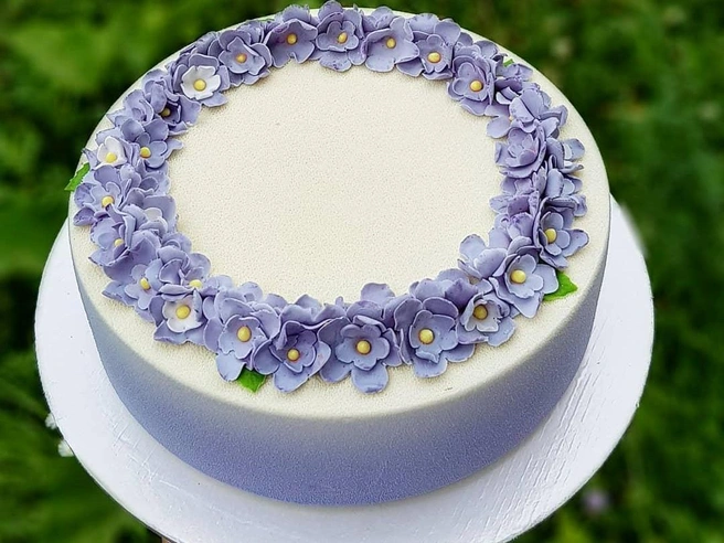 Так выглядят муссовые торты, которые изготавливает кондитерская Альбины | Источник: Альмига | Хлеб на закваске | Муссовые десерты / Vk.com