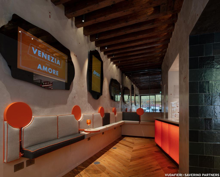 Новый бар Aperol в Венеции по проекту Vudafieri-Saverino Partners