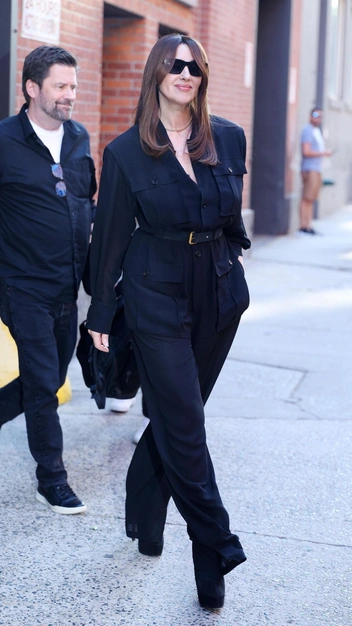 Звездный секрет: Моника Беллуччи надела модный комбинезон — он стройнит талию | marieclaire.ru