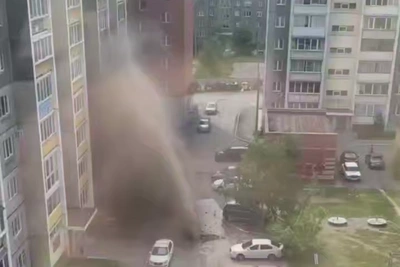 В Челябинске во дворе забил фонтан из-под земли высотой с пятиэтажку