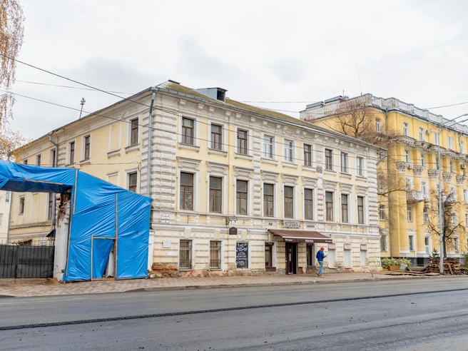 Эпизод сняли во дворе дома, где ранее располагался бар «Пинта» | Источник: Кирилл Поверинов / 76.RU