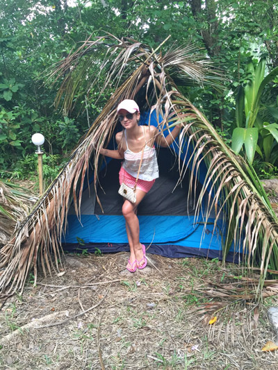 В таких палатках, накрытых пальмовыми листьями, будут жить участники