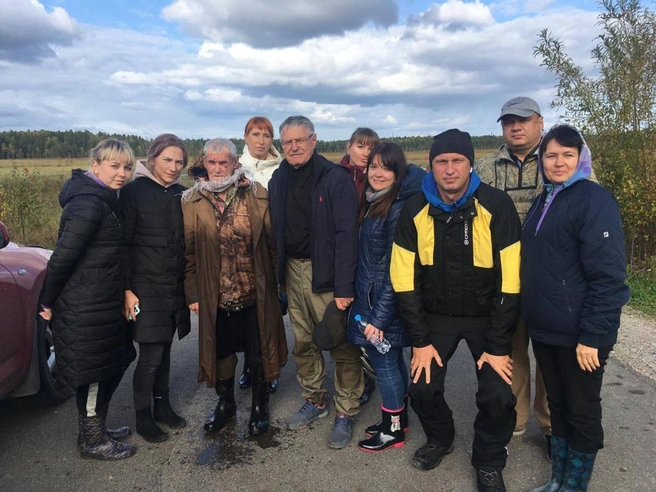 Валерий Харахорин (по центру) вместе с Валерием Дениченко (в черно-желтой крутке) | Источник: «Мэр Стрежевого» / T.me