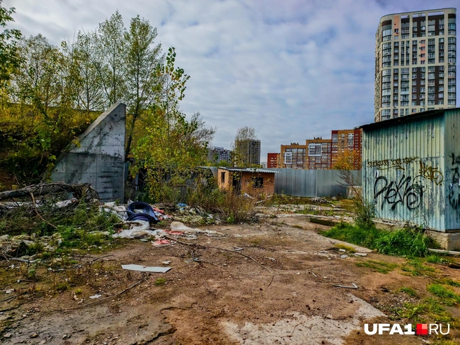 Впереди виден забор, где будут новые дома | Источник: Булат Салихов / UFA1.RU