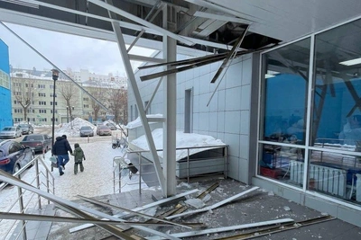 У бассейна УрФУ обвалился козырек, дети рядом избежали травм