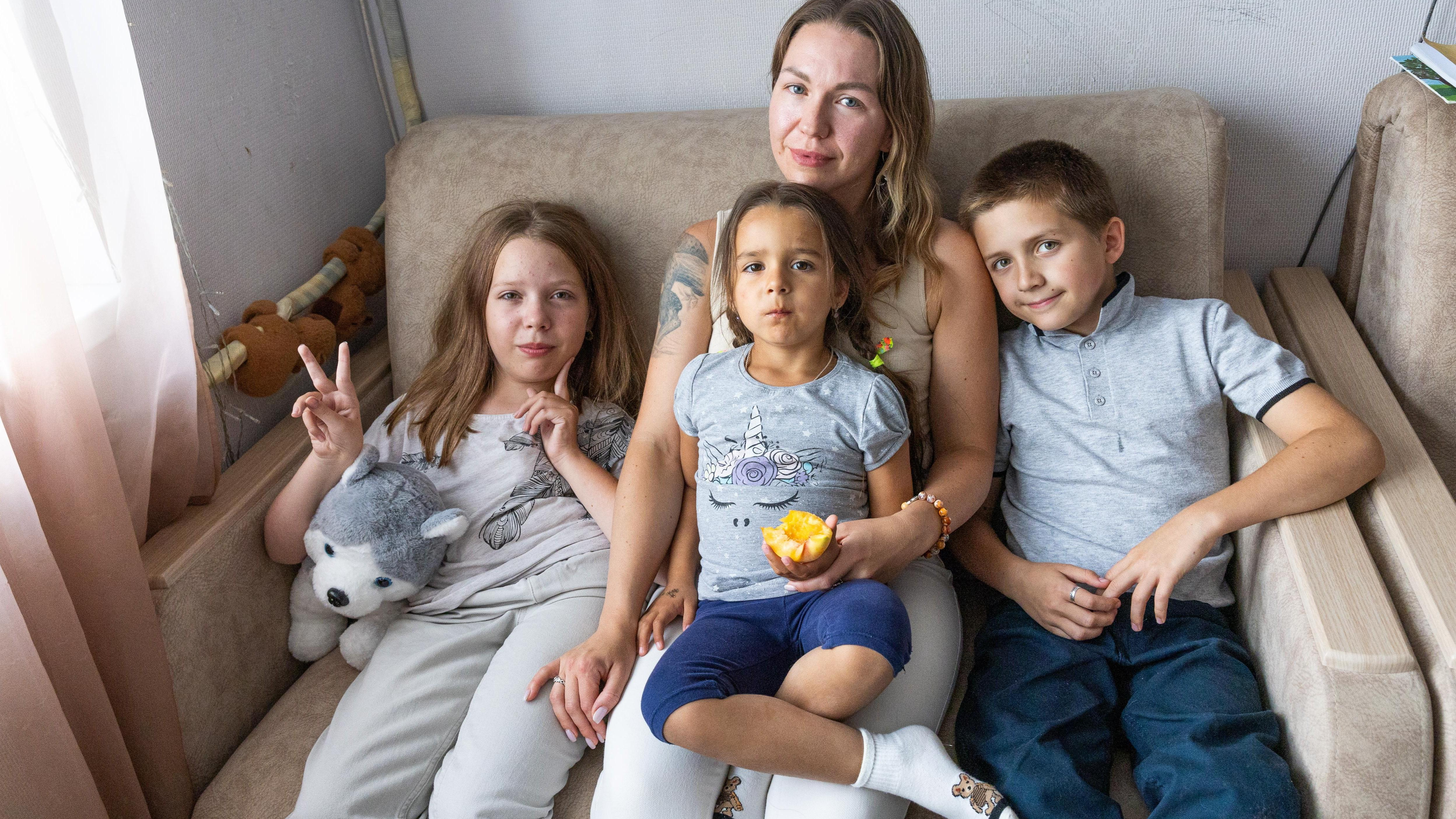 «Я не могу смириться, что это происходит с моим ребенком»: как живет многодетная семья, где сразу у двоих детей СМА