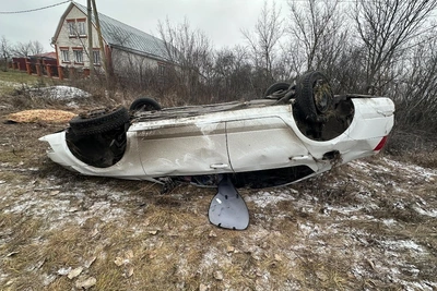 Водитель Skoda погиб при опрокидывании в Воронежской области