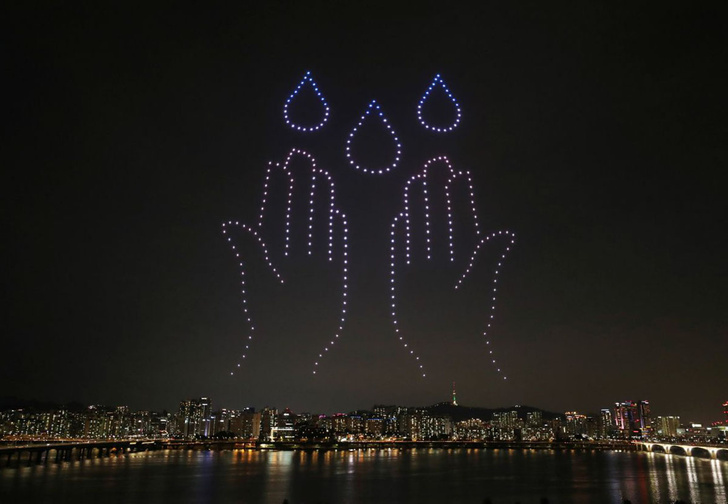 В Южной Корее устроили гигантское световое шоу из дронов с напоминанием мыть руки и носить маски (видео)