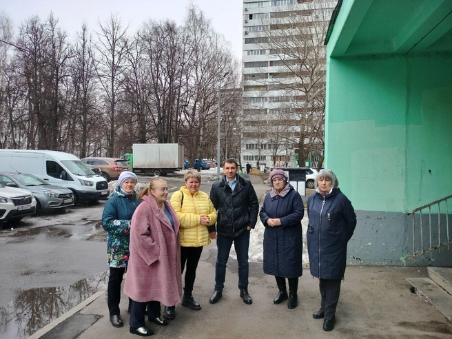 Роман Дорошенко, как главный инженер района, встретился с жителями и обсудил установку пандуса у подъезда. 2023 год | Источник: Ольга Зайцева / Vk.com