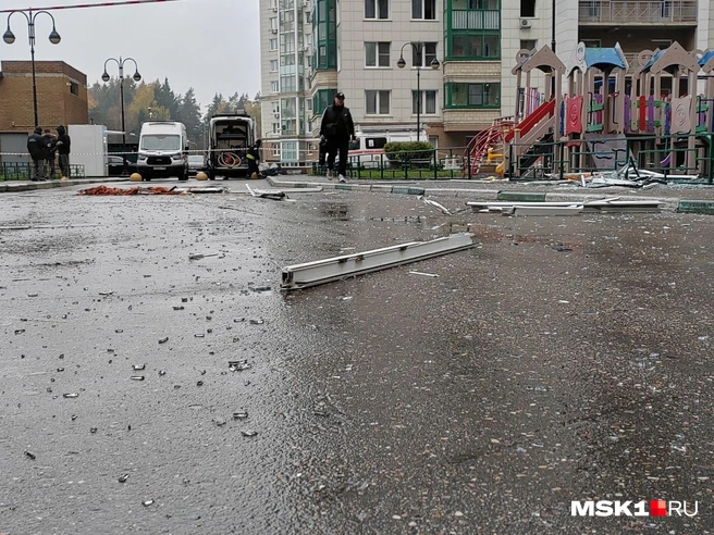 Во дворе всё еще разбросаны обломки фасада и арматура | Источник: Михаил Мечев / MSK1.RU