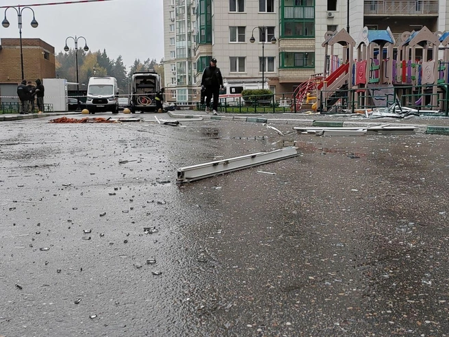 Ударной волной осколки стекла и обломки фасада вынесло до двор&nbsp;— прямо на детскую площадку | Источник: Михаил Мечев / MSK1.RU