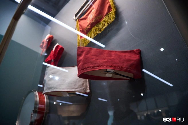 А для кого-то школа&nbsp;— это не только уроки, но и запах краски в актовом зале перед линейкой, торжественное «Будь готов!» и алый галстук, который нужно было идеально завязать | Источник: Роман Данилкин / 63.RU