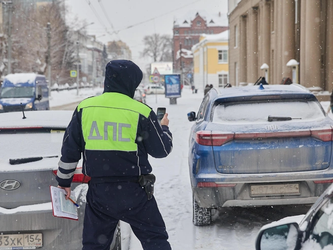 Инспекторы проверяют автомобили со знаком «инвалид», так как они могут не числиться в соответствующем реестре. | Источник: Александр Ощепков / NGS.RU