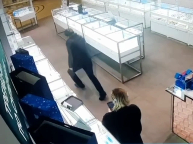 Недолго бегал. Полиция задержала подозреваемого в грабеже на Пражской | Источник: ГУ МВД РФ по Санкт-Петербургу и Ленобласти