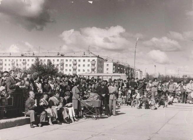 Концерт на площади около СК «Сибиряк». 1981 год | Источник: «Это Юганск, детка!»