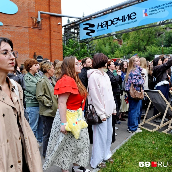 У одной из пермячек мы заметили сумочку-звезду | Источник: Ирина Тропина / 59.RU