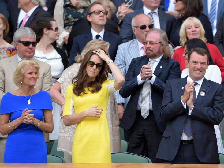 Герцогиня Кембриджская с Филипом и Гиллом Бруком в королевской ложе после того, как Серена Уильямс выиграла свой полуфинальный матч против Елены Весниной на Уимблдонском чемпионате по теннису 2016 года, 7 июля 2016