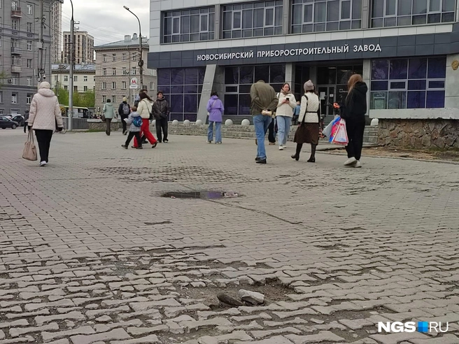 На этом месте постоянно крошится плитка и проваливается земля | Источник: Илья Калинин / NGS.RU