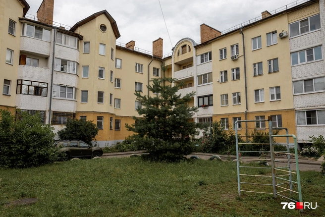 Эти дома были построены в 2005 году | Источник: Александр Куренной / 76.RU