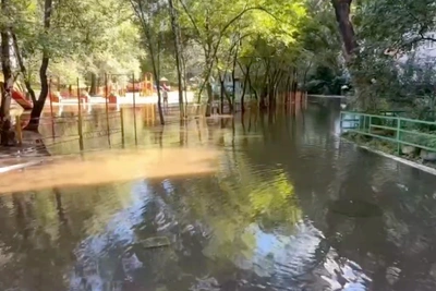 В Хабаровске откачали воду со двора на Демьяна Бедного