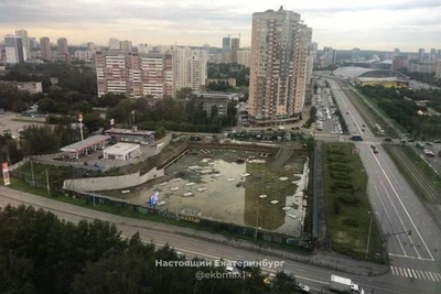 В Екатеринбурге стройка паркинга превратилась в болото