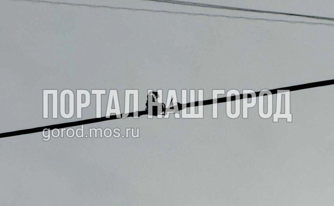 Провод заискрил под дождем | Источник: gorod.mos.ru