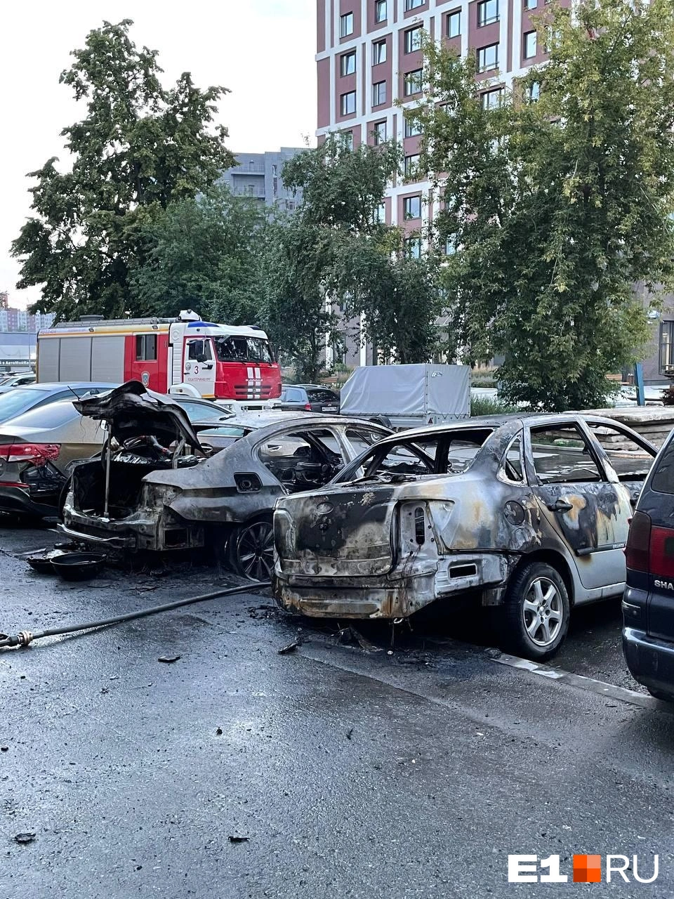 В Екатеринбурге сгорели две машины, видео, 7 августа, 2022 год - 7 августа  2022 - Е1.ру