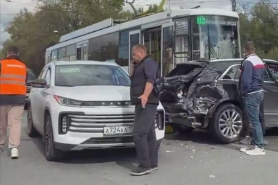 ДТП с Cadillac и трамваем на перекрестке в Новосибирске