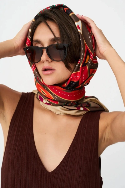 Шелковый платок Yaka Blond girlВесна — идеальное время попробовать новый цвет, обновить привычный образ и добавить в него немного игры с настроением. Один из самых выразительных акцентов сезона — шелковый платок бренда Yaka, который одинаково органично смотрится и с классическим офисным костюмом, и с более расслабленными модными сочетаниями.Бестселлером линейки стал платок Blond girl с принтом, созданным Динарой Чокотаевой при участии Анны Обыденовой. Геометричный рисунок и актуальная палитра делают аксессуар универсальным: он подойдёт женщинам разного возраста и типажа, легко встраивается и в минималистичный, и в более эклектичный гардероб.