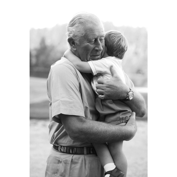 Любимый дедушка: новое трогательное фото принцев Чарльза и Луи покорило Сеть