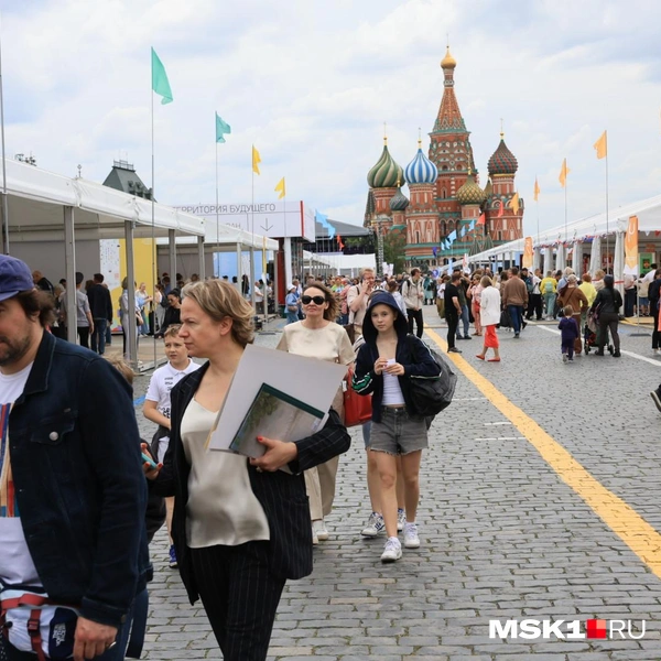 Между стендами ходят сотни людей в поисках интересной книги или подарка для близких | Источник: Артем Устюжанин / MSK1.RU