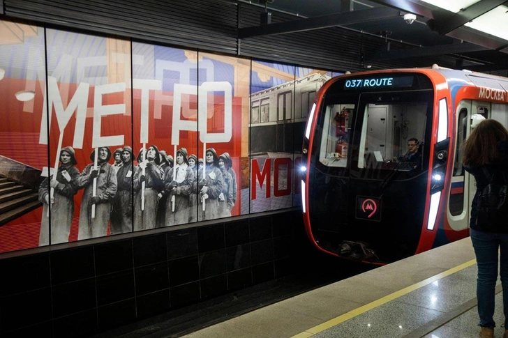 Поезд прибывает на недавно открытую станцию «Сокольники», БКЛ, Московского метрополитена | Источник: Nikolay Vinokurov / Alamy via Legion Media