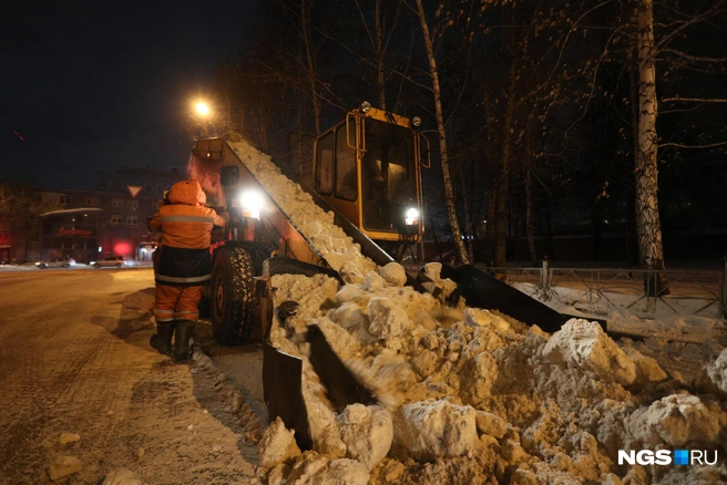 Весь собранный снег грузил снегопогрузчик | Источник: Андрей Бортко / NGS.RU