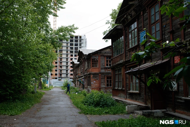 Если рядом с домом остались бараки, то стоит быть готовым к тому, что в будущем на их месте вырастет новый жилой комплекс | Источник: Андрей Бортко / NGS.RU