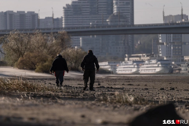 Горожане приходят побродить по берегу | Источник: Евгений Вдовин / 161.RU