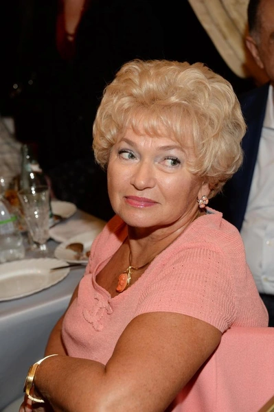 Нарусова чтит память мужа, который скончался 25 лет назад