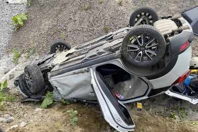 Опубликованы снимки ДТП с опрокинувшимся автомобилем на Курилах