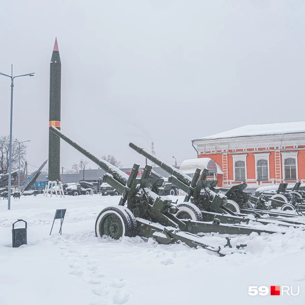 Здесь находятся и другие орудия разных лет | Источник: Тимофей Калмаков / 59.RU