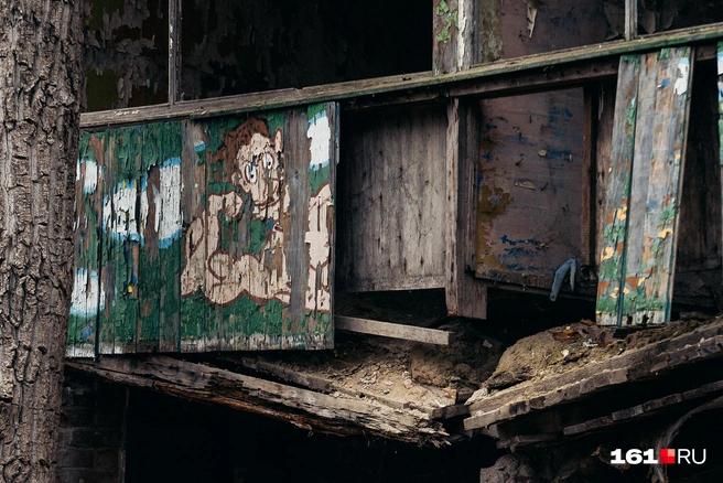 Раньше рядом с рисунком мужчины была нарисована русалка | Источник: Евгений Вдовин / 161.RU