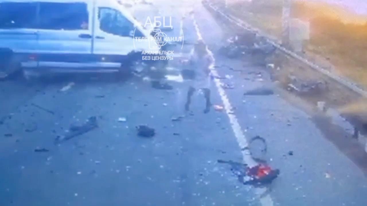 Машину разорвало на части: видео смертельной аварии на мосту в Архангельске