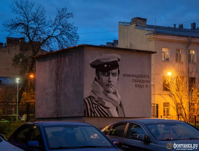Остап Бендер «командует парадом» на Лиговке | Источник: Кузнецова Ангелина / FONTANKA.RU