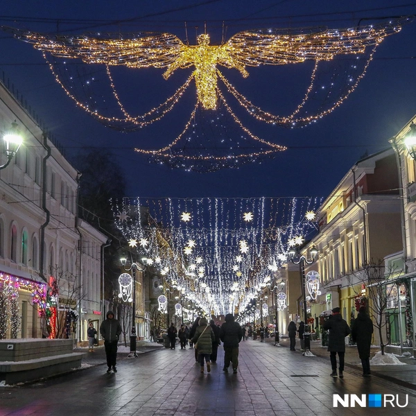 В основном атмосферу праздника создает светящийся потолок, который украшает Покровку уже несколько лет | Источник: Наталья Бурухина / NN.RU