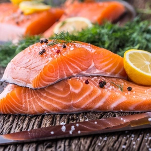Как вкусно засолить красную рыбу: простой рецепт, который сделает ее божественной