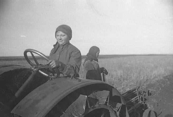 Во время войны женщины заменили мужчин и за рулем сельхозтехники | Источник: из фотофондов ЦГАСО и СОГАСПИ