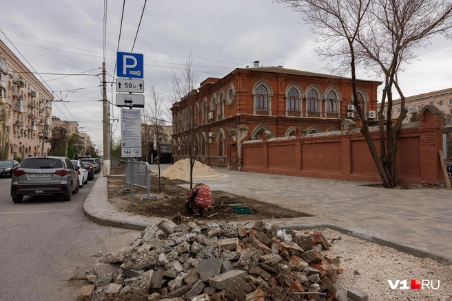 Сохранится ли парковка у поликлиники&nbsp;— неизвестно | Источник: Алексей Волхонский / V1.RU