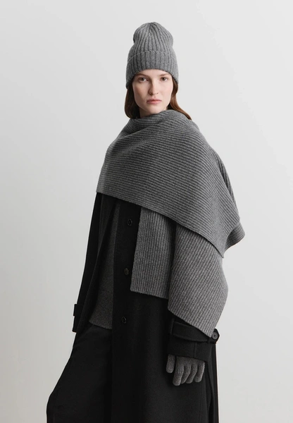 Минимализм, в который влюблены все: как Дженнифер Лоуренс стала новой королевой стритстайла Минимализм, в который влюблены все: как Дженнифер Лоуренс стала новой королевой стритстайла