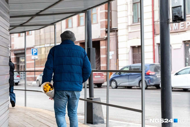 Наверное, не жене, ведь до праздника два дня | Источник: Мария Ленц / NGS24.RU