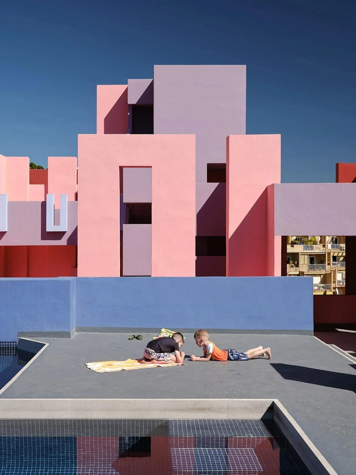 Muralla Roja Рикардо Бофилла в объективе канадских фотографов