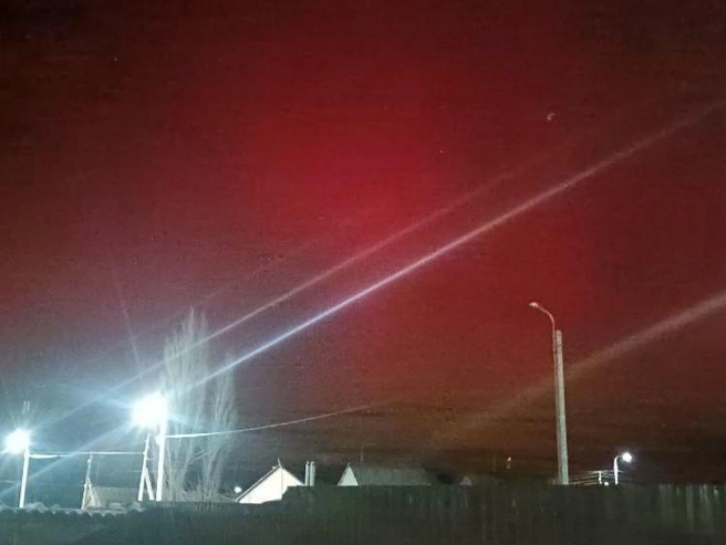 Яркое свечение в небе вызвала мощная магнитная буря | Источник: Meteo Волгоград / T.me